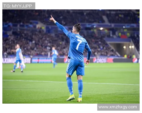 足球明星健身秘籍揭秘男子卷腹训练效果图展示